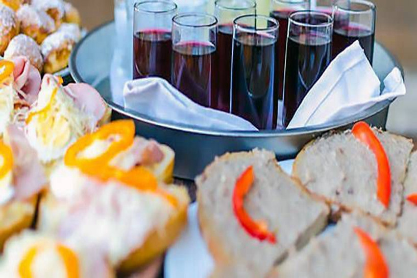 成考报本地学校好还是外地学校好